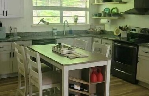 Ten Mile House | Watts Bar LakenThe Thomas House 2489 River Rd. Kingston TN 37763