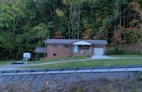 Ten Mile House | Watts Bar LakenThe Thomas House 2489 River Rd. Kingston TN 37763