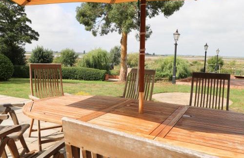 Burgh Castle House | Waveney View Cottage