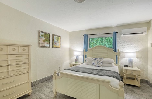 Sarasota Hotel | We'd love to welcome you to our serene tropical getaway. A place for memories.