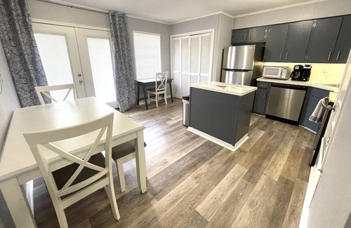 Sherwood House | Week-Month stay discounts. 8 min to I-40, dog friendly, easy access to I67