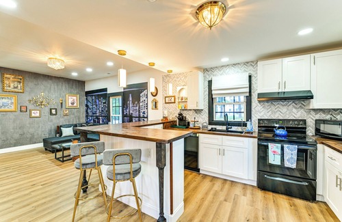 Cornelius Cottage | Weekend Getaway in Cornelius: Walk to Dining!