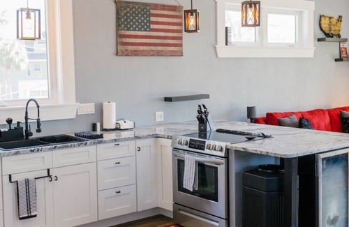 Weeki Wachee Gardens House | Weeki Tiki House: Laid-back paradise on the Weeki Wachee River