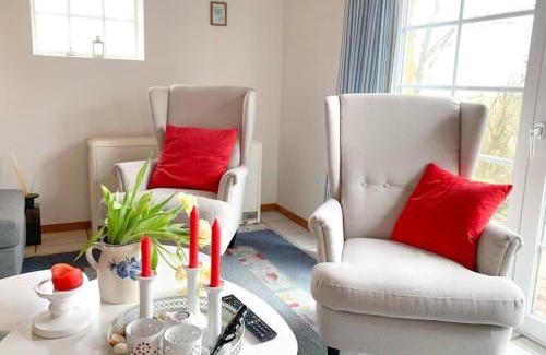 Osterhever House | Weiße Reetdachkate