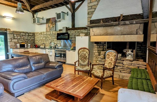 Fretigney-et-Velloreille Cottage | Welcoming lodge perfect for hikers with pets allowed