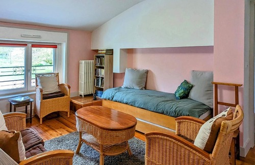 Fretigney-et-Velloreille Cottage | Welcoming lodge perfect for hikers with pets allowed