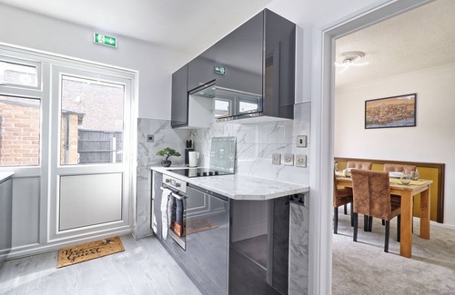 Basildon House | Welcome Home From Home