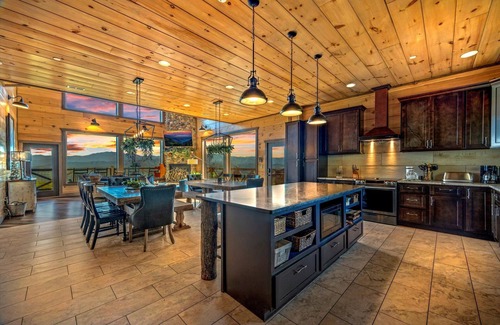 Gatlinburg - Pigeon Forge Cabin | Welcome to Eagle Summit National Park Lodge. Luxury Pool Cabin!
