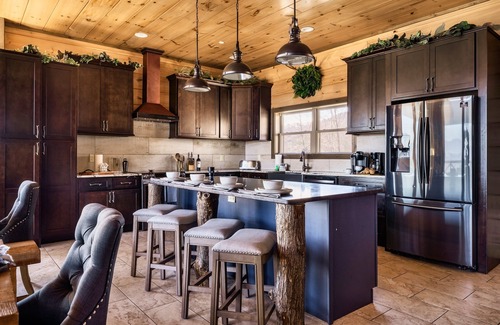 Gatlinburg - Pigeon Forge Cabin | Welcome to Eagle Summit National Park Lodge. Luxury Pool Cabin!