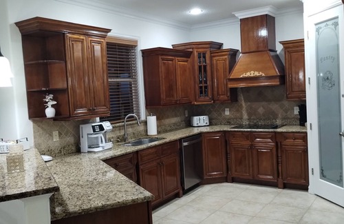 Gibsonton House | Welcome to Lakeview Oasis. Escape the city and embrace lakeside living.