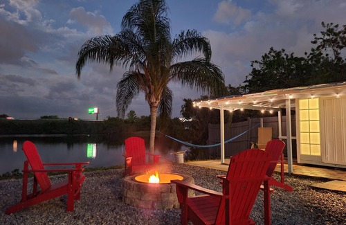Gibsonton House | Welcome to Lakeview Oasis. Escape the city and embrace lakeside living.