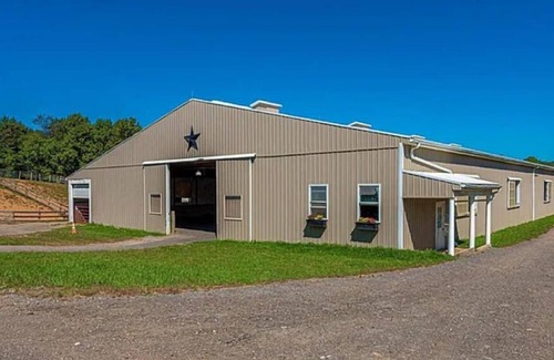 Tuscarora Condo | Welcome to our serene Horse Farm, a getaway to nature outside of Washington, DC.