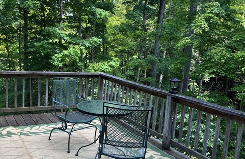 Melmore House | Welcome to St. John’s Hollow Retreat! Charming 3-bedroom house outside of Tiffin