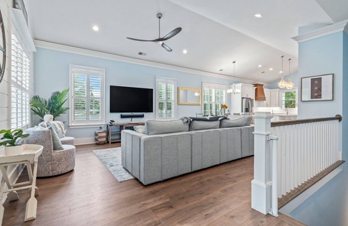 Murrells Inlet House | Welcome to the Captain's Lounge nestled in the heart of Murrells Inlet!