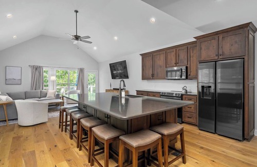 Double Springs House | Welcome to The Lazy Buoy, a peaceful getaway nestled on the shores of Smith Lake