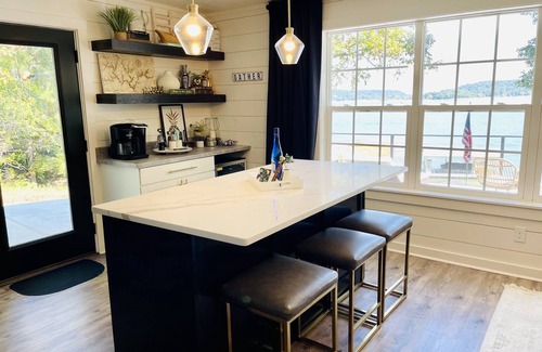 Crane Hill Cottage | Welcome to "The Lilly Pad" Waterfront Resort Cottage at Smith Lake!