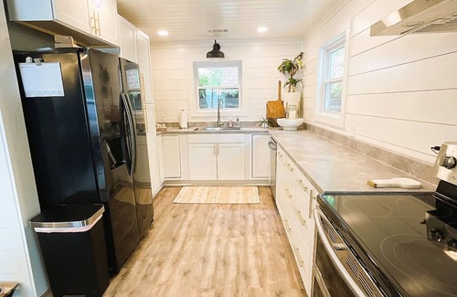 Crane Hill Cottage | Welcome to "The Lilly Pad" Waterfront Resort Cottage at Smith Lake!