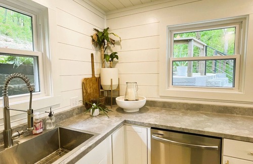 Crane Hill Cottage | Welcome to "The Lilly Pad" Waterfront Resort Cottage at Smith Lake!