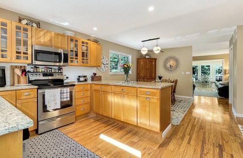 Panora House | Welcome to the Panorama Nest! Sleeps 14 - beach & lakefront! Perfect for groups!