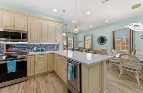 East Biloxi House | Welcome to the Sands and Slots Retreat. Walk to the beach and Casinos!