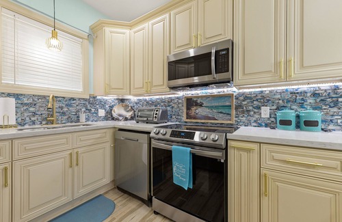 East Biloxi House | Welcome to the Sands and Slots Retreat. Walk to the beach and Casinos!