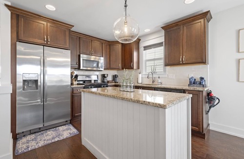 Benton Harbor House | Welcome to the Shore Thing! Located in beautiful Harbor Shores and by the beach