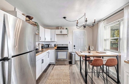 Algoma Apartment | Welcome to The Steele Magnolia! Completely renovated 2 bed/1ba plus bonus pull out couch