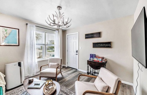 Algoma Apartment | Welcome to The Steele Magnolia! Completely renovated 2 bed/1ba plus bonus futon couch