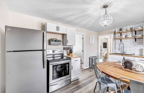 Algoma Apartment | Welcome to The Steele Magnolia! Completely renovated 2 bed/1ba plus bonus pull out futon couch