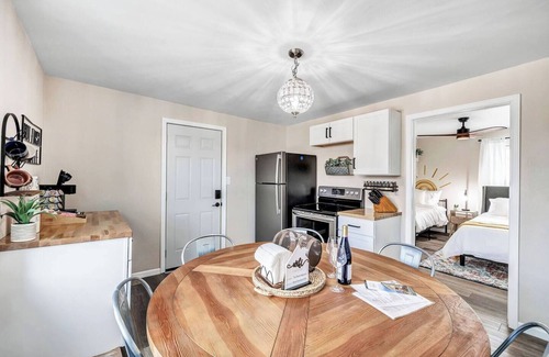 Algoma Apartment | Welcome to The Steele Magnolia! Completely renovated 2 bed/1ba plus bonus pull out futon couch