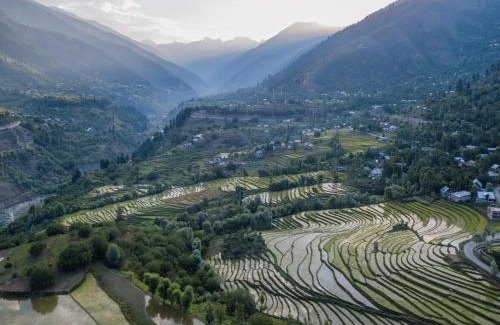 Nagin Bagh Hotel | WelcomHeritage Gurkha Houseboats