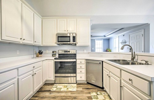 Apex House | Welcoming Abode w/Yard ~ 1 Mi to Dtwn Apex!