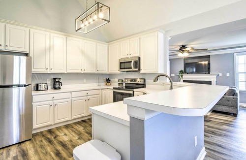 Apex House | Welcoming Abode w/Yard ~ 1 Mi to Dtwn Apex!