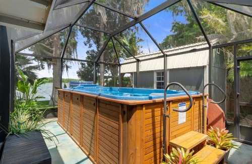 Crystal River House | Welcoming Little Blue Lakehouse in Crystal River