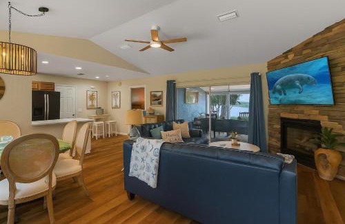 Crystal River House | Welcoming Little Blue Lakehouse in Crystal River