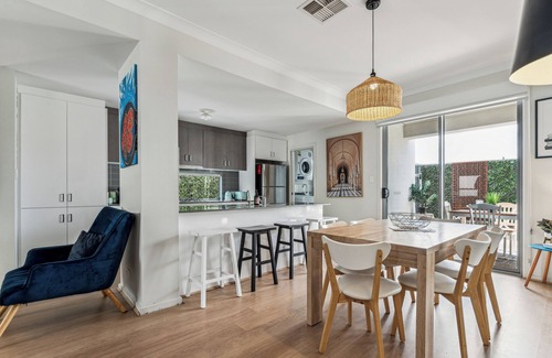 West Croydon House | West Croydon Luxury Townhouse 3br 2bth near Cafés, Coles Free Parking close CBD
