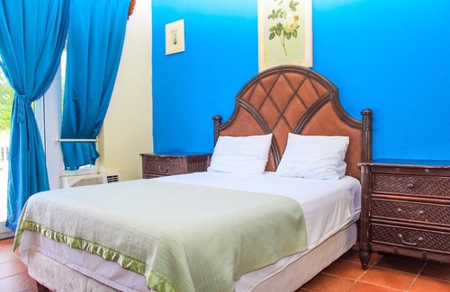 West End Hotel | West End Dive Resort