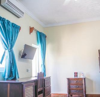 West End Hotel | West End Dive Resort