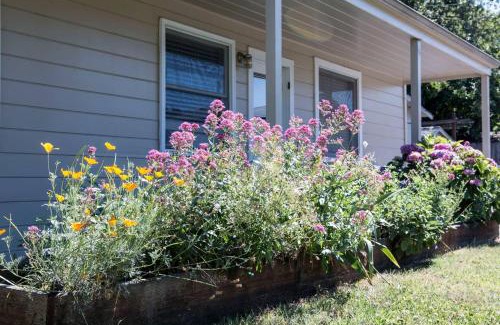 Santa Rosa House | West End Neighborhood Cottage