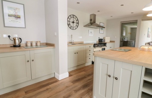 Great Yarmouth Cottage | WEST FARM, family friendly, with a garden in Caister-On-Sea