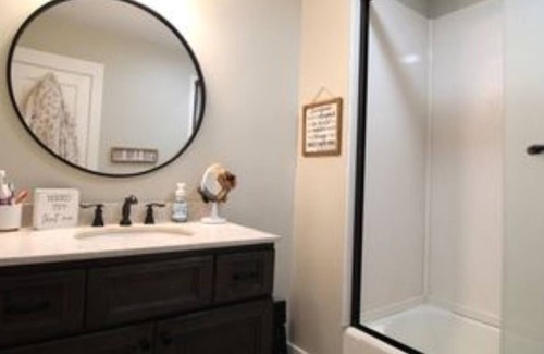 La Center House | West Ky Charm 2/3 bedroom country house nQuilters. Hunters. Fisherman Haven.