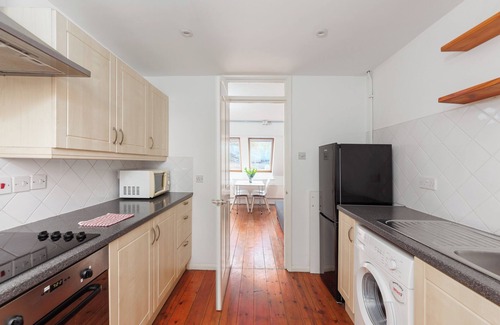 White City House | West London (Westfield) sleeps up to 6 people - Newly Refurbished