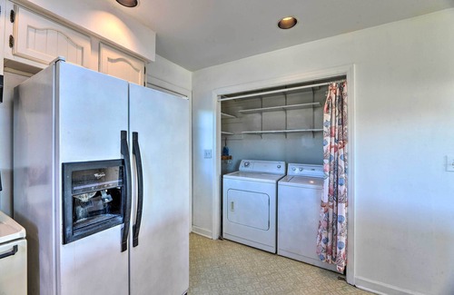 Emerald Isle Apartment | 'west of the Moon' Ocean Apt w/Beach Access!