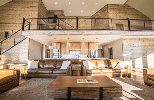 Ashton Cabin | West Ultimate Retreat- 1 hr to Yellowstone- Hot tub+Theater+Pool Table+Air Hocke