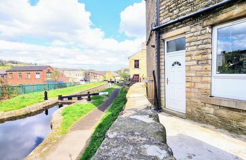 Huddersfield House | West Yorkshire Canal retreat