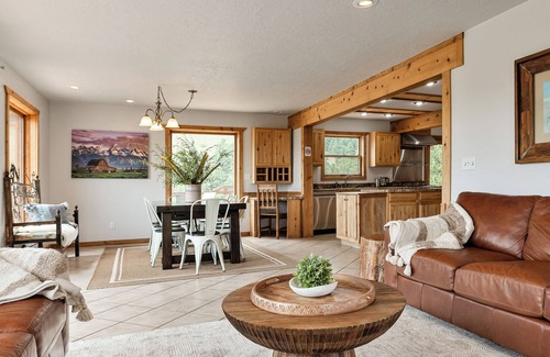 Eagle Nest House | Western Ranch for Weddings, Retreats, Reunions. Two lodging units on 40 acres.