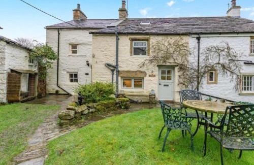 Fourstones Near Bentham House | Westside Cottage, Newby, Clapham, Yorkshire Dales National Park, Famous Three Peaks, Near The Lake District, Pets are Welcome