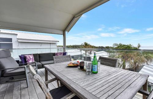 Caves Beach Villa | Whale Tales at Caves Beach Villas
