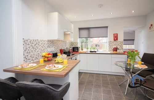Doncaster House | Wheateley Casa, king beds, parking, workspace, wi-fi, corporates, petsn