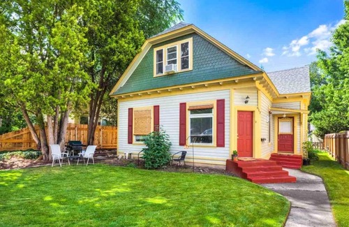 East End Apartment | Where east foothills meet downtown- Beautifully designed one bedroom apartment.